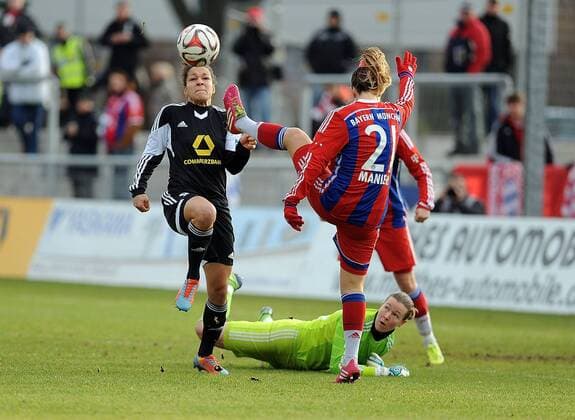 21.12.2014, xnrx, Fussball DFB Pokal Damen, 1.FFC Frankfurt - FC Bayern Muenchen, v.l. Celia Sasic (1.FFC Frankfurt), Raffaella Manieri (FC Bayern München Frauen), Manuela Zinsberger (FC Bayern München Frauen)