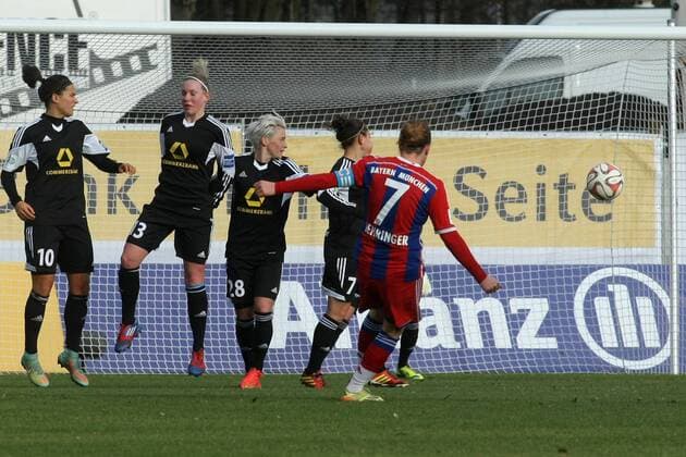 DFB-Pokal der Frauen, Viertelfinale: 1. FFC Frankfurt - FC Bayern München am Sonntag (21.12.2014) im Stadion am Brentanobad in Frankfurt am Main. Melanie Behringer (FC Bayern München) schiesst. Torfrau Desiree Schumann (1. FFC Frankfurt) hält.