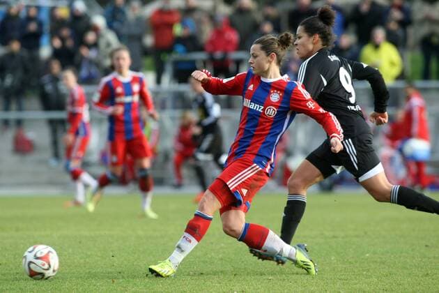 DFB-Pokal der Frauen, Viertelfinale: 1. FFC Frankfurt - FC Bayern München am Sonntag (21.12.2014) im Stadion am Brentanobad in Frankfurt am Main. Nora Holstad (FC Bayern München), Celia Sasic (1. FFC Frankfurt, R).