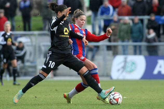 DFB-Pokal der Frauen, Viertelfinale: 1. FFC Frankfurt - FC Bayern München am Sonntag (21.12.2014) im Stadion am Brentanobad in Frankfurt am Main. Dzsenifer Marozsan (1. FFC Frankfurt, L), Melanie Leupolz (FC Bayern München).