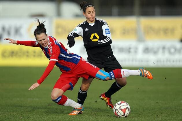 Fussball, DFB-Pokal der Frauen, 1. FFC Frankfurt - FC Bayern München, v.l. Viktoria Schnaderbeck (FC Bayern München Damen) gegen Veronica Vero Boquete Giadans (1. FFC Frankfurt) im Zweikampf, Duell, duel, tackle, Aktion, Action xmrx