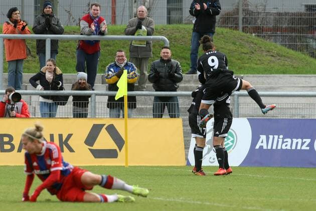 DFB-Pokal der Frauen, Viertelfinale: 1. FFC Frankfurt - FC Bayern München am Sonntag (21.12.2014) im Stadion am Brentanobad in Frankfurt am Main. Jubel nach 1:0 durch Veronica Boquete (1. FFC Frankfurt).