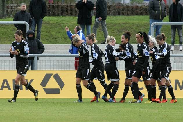 DFB-Pokal der Frauen, Viertelfinale: 1. FFC Frankfurt - FC Bayern München am Sonntag (21.12.2014) im Stadion am Brentanobad in Frankfurt am Main. Jubel nach 1:0 durch Veronica Boquete (1. FFC Frankfurt).