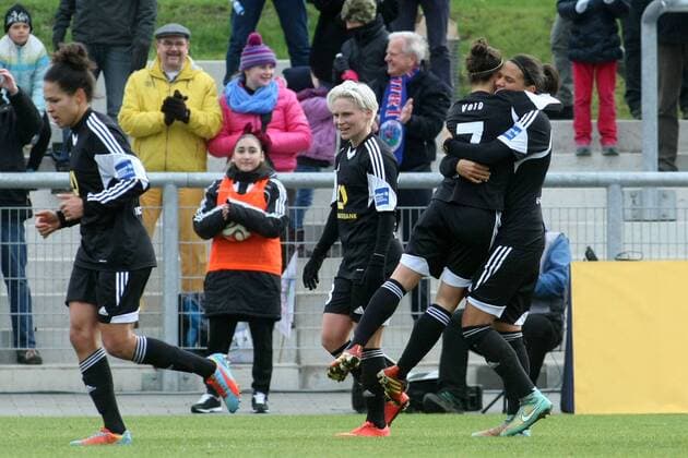 DFB-Pokal der Frauen, Viertelfinale: 1. FFC Frankfurt - FC Bayern München am Sonntag (21.12.2014) im Stadion am Brentanobad in Frankfurt am Main. Jubel nach 1:0 durch Veronica Boquete (1. FFC Frankfurt).