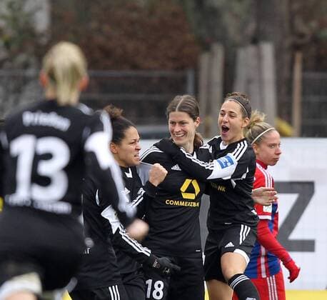 Fussball, DFB-Pokal der Frauen, 1. FFC Frankfurt - FC Bayern München, v.l. Kerstin Garefrekes (1. FFC Frankfurt) mit Torjubel, celebrate the goal, goal celebration, Jubel über das Tor 2:0, mit Veronica Vero Boquete Giadans (1. FFC Frankfurt), Caroline Abbe (FC Bayern München Damen) enttäuscht schauend, Enttäuschung, disappointed nach Gegentor xmrx