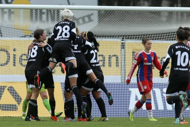 DFB-Pokal der Frauen, Viertelfinale: 1. FFC Frankfurt - FC Bayern München am Sonntag (21.12.2014) im Stadion am Brentanobad in Frankfurt am Main. Jubel nach 2:0 durch Kerstin Garefrekes (1. FFC Frankfurt).