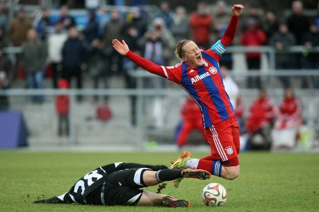 DFB-Pokal der Frauen, Viertelfinale: 1. FFC Frankfurt - FC Bayern München am Sonntag (21.12.2014) im Stadion am Brentanobad in Frankfurt am Main. Jessica Fishlock (1. FFC Frankfurt, L), Melanie Behringer (FC Bayern München).