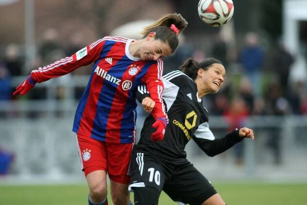 DFB-Pokal der Frauen, Viertelfinale: 1. FFC Frankfurt - FC Bayern München am Sonntag (21.12.2014) im Stadion am Brentanobad in Frankfurt am Main. Raffaella Manieri (FC Bayern München, L), Dzsenifer Marozsan (1. FFC Frankfurt).