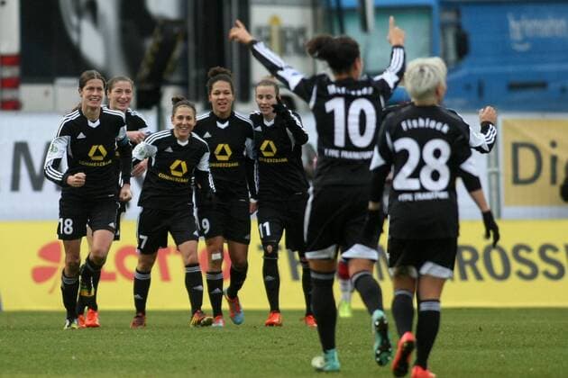 DFB-Pokal der Frauen, Viertelfinale: 1. FFC Frankfurt - FC Bayern München am Sonntag (21.12.2014) im Stadion am Brentanobad in Frankfurt am Main. Jubel nach 3:0 durch Kerstin Garefrekes (1. FFC Frankfurt).