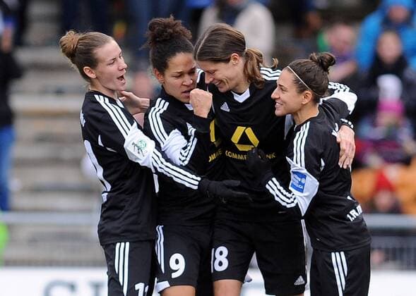 21.12.2014, xnrx, Fussball DFB Pokal Damen, 1.FFC Frankfurt - FC Bayern Muenchen, v.l. Jubel zum 2:0 fuer Frankfurt, Torschuetze Kerstin Garefrekes (1.FFC Frankfurt)