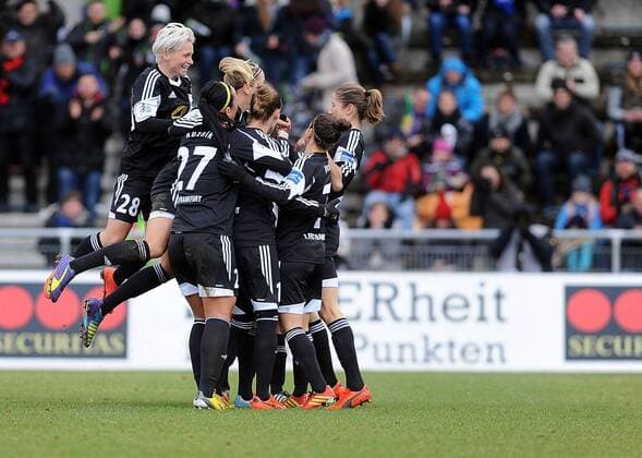 21.12.2014, xnrx, Fussball DFB Pokal Damen, 1.FFC Frankfurt - FC Bayern Muenchen, v.l. Jubel zum 2:0 fuer Frankfurt, Torschuetze Kerstin Garefrekes (1.FFC Frankfurt)