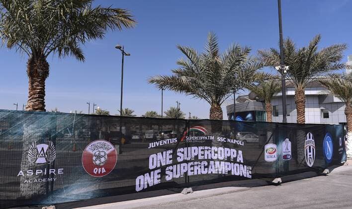 FUSSBALL INTERNATIONAL Supercoppa Italia Finale 2014 in Doha Juventus Turin - SSC Neapel - Werbebanner am Al Sadd Stadion in Doha 