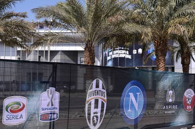 FUSSBALL INTERNATIONAL Supercoppa Italia Finale 2014 in Doha Juventus Turin - SSC Neapel - Werbebanner am Al Sadd Stadion in Doha 