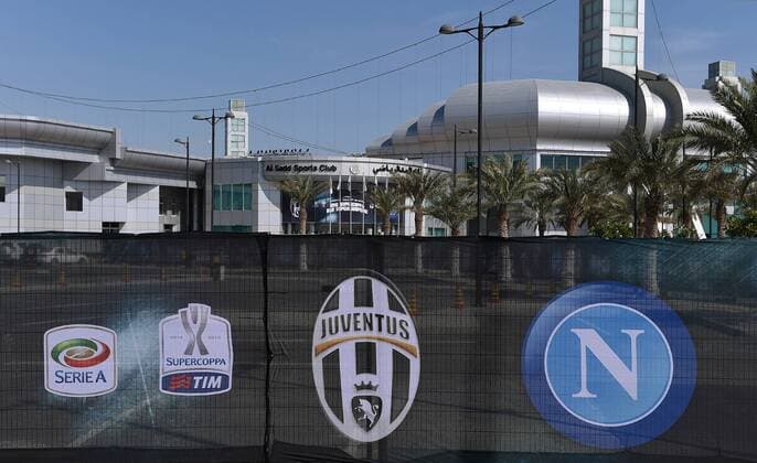 FUSSBALL INTERNATIONAL Supercoppa Italia Finale 2014 in Doha Juventus Turin - SSC Neapel - Werbebanner am Al Sadd Stadion in Doha 