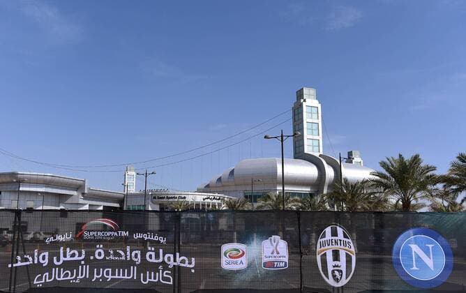 FUSSBALL INTERNATIONAL Supercoppa Italia Finale 2014 in Doha Juventus Turin - SSC Neapel - Werbebanner am Al Sadd Stadion in Doha 