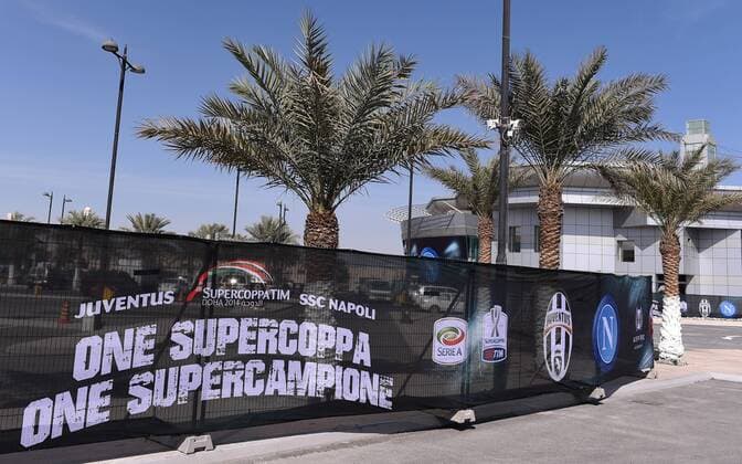 FUSSBALL INTERNATIONAL Supercoppa Italia Finale 2014 in Doha Juventus Turin - SSC Neapel Werbebanner am Al Sadd Stadion in Doha 