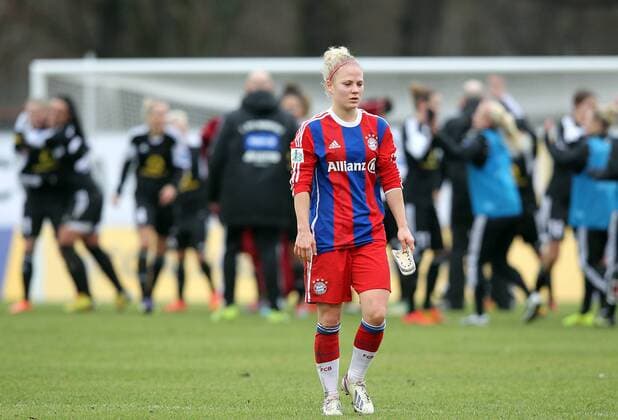 Fussball, DFB-Pokal der Frauen, 1. FFC Frankfurt - FC Bayern München, v.l. Leonie Maier (FC Bayern München Damen) enttäuscht schauend, Enttäuschung, disappointed nach Niederlage xmrx