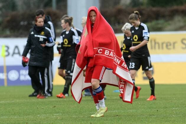 DFB-Pokal der Frauen, Viertelfinale: 1. FFC Frankfurt - FC Bayern München am Sonntag (21.12.2014) im Stadion am Brentanobad in Frankfurt am Main. Enttäuschung nach Spielschluss.