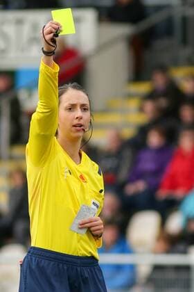 Marija Kurtes (Schiedsrichterin) zückt die Gelbe Karte, Verwarnung, Fussball, DFB-Pokal der Frauen, 1. FFC Frankfurt - FC Bayern München, xozx