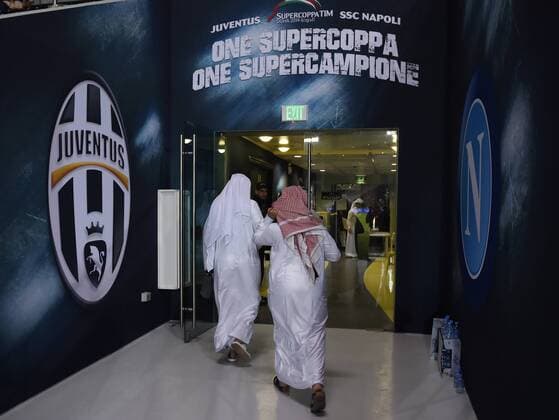 FUSSBALL INTERNATIONAL Supercoppa Italia Finale 2014 in Doha Juventus Turin - SSC Neapel 22.12.2014 Fans am Eingang zum Al Sadd Stadion 