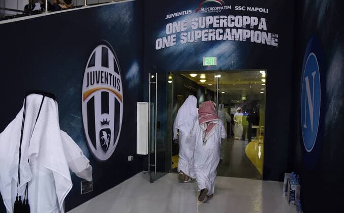 FUSSBALL INTERNATIONAL Supercoppa Italia Finale 2014 in Doha Juventus Turin - SSC Neapel 22.12.2014 Fans am Eingang zum Al Sadd Stadion 