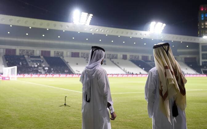 FUSSBALL INTERNATIONAL Supercoppa Italia Finale 2014 in Doha Juventus Turin - SSC Neapel 22.12.2014 Zwei katarische Ordner am Eingang zum Innenraum des Al Sadd Stadion 
