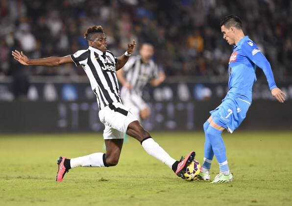 FUSSBALL INTERNATIONAL Supercoppa Italia Finale 2014 in Doha Juventus Turin - SSC Neapel 22.12.2014 Paul Pogba (Juventus Turin links) gegen Jose Callejon (SSC Neapel) 