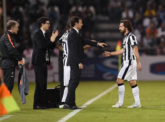 FUSSBALL INTERNATIONAL Supercoppa Italia Finale 2014 in Doha Juventus Turin - SSC Neapel 22.12.2014 Trainer Massimiliano Allegri (Mitte) wechselt Andrea Pirlo (beide Juventus Turin rechts) aus. 