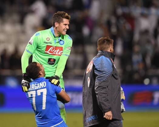 FUSSBALL INTERNATIONAL Supercoppa Italia Finale 2014 in Doha Juventus Turin - SSC Neapel 22.12.2014 Walter Gargano (links) jubelt mit Rafael Cabral (oben beide SSC Neapel) nach dem Sieg im Elfmeterschiessen. 