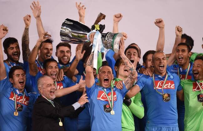 FUSSBALL INTERNATIONAL Supercoppa Italia Finale 2014 in Doha Juventus Turin - SSC Neapel 22.12.2014 Marek Hamsik (vorne) jubelt mit Rafael Cabral (dahinter) und seinen Mannschaftskollegen (alle SSC Neapel) nach dem Sieg im Elfmeterschiessen. Praesident Aurelio De Laurentiis (2.er von links) freut sich mit den Spielern. 