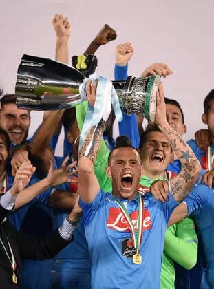 FUSSBALL INTERNATIONAL Supercoppa Italia Finale 2014 in Doha Juventus Turin - SSC Neapel 22.12.2014 Siegerehrung, Sieger SSC Neapel; Marek Hamsik jubelt mit Pokal 