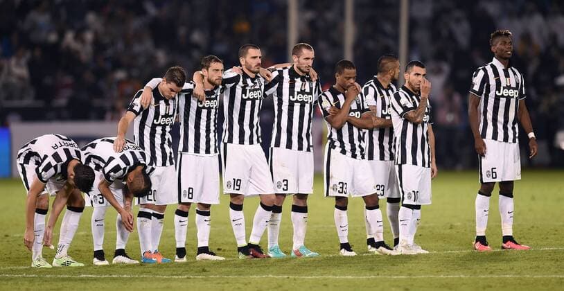 FUSSBALL INTERNATIONAL Supercoppa Italia Finale 2014 in Doha Juventus Turin - 22.12.2014 Teambild Juventus Turin; Morata, Roberto Pereyra, Simone Padoin, Claudio Marchisio, Leonardo Bonucci, Giorgio Chiellini, Patrice Evra, Vidal Arturo, Carlos Tevez und Paul Pogba (v.li.) nachdenklich 