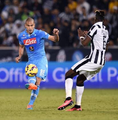 FUSSBALL INTERNATIONAL Supercoppa Italia Finale 2014 in Doha Juventus Turin - SSC Neapel 22.12.2014 Goekhan Inler (li, SSC Neapel) gegen Paul Pogba (Juventus Turin) 