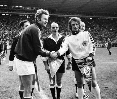 EM-Qualifikation: Deutschland - Polen 0:0 17.11.1971 in Hamburg. Begrüßung der Kapitäne. Re: Wolfgang Overath (Deutschland) und Polens Bernard Blaut mit Schiedsrichter William Mullan (Schottland). HM