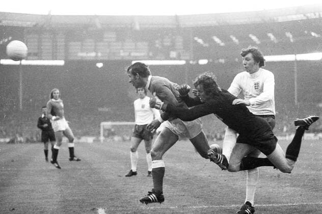 Europameisterschaft 1972 Viertelfinale Hinspiel: England - Deutschland (1:3) 29.04.1972 in Wembley. Horst-Dieter Höttges und Sepp Maier in Aktion vor Martin Peters (England). HM