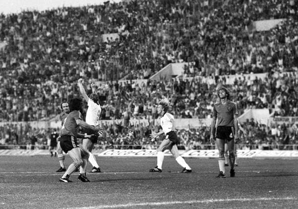 Europameisterschaft 1980 in Italien. Finale in Rom: Deutschland - Belgien 2:1 22.06.1980. Torschütze Horst Hrubesch (9 li.) und Bernd Schuster (6 beide Deutschland) jubeln nach dem 1:0. Re: (4) Walter Meeuws (Belgien) enttäuscht. HM