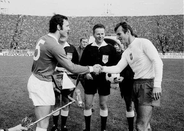 EM-Qualifikation: Polen - Deutschland 1:3 10.10.1971 in Warschau. Begrüßung der Mannschaftsführer. Li: Franz Beckenbauer. Re: Stanislaw Oslizlo (POL). Schiedsrichter Ferdinand Marschall (Österreich) HM