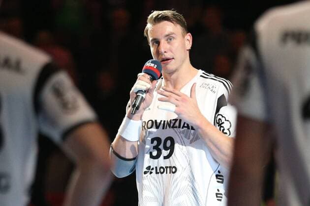 Kiel, 23. Dezember 2014 Handball, Saison 2014 2015, Bundesliga, 19. Spieltag, THW Kiel - HSV Handball: Filip Jicha (THW Kiel, 39) richtet einen Weihnachtsgruß an die Fans