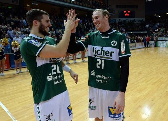 23.12.2014, xjhx, Handball HBL, HSG Wetzlar - GWD Minden, v.l. Tobias Hahn (HSG Wetzlar), Florian Laudt (HSG Wetzlar) jubeln jubelt nach Spielende.
