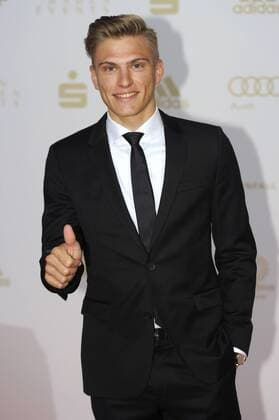 Marcel KITTEL (Radprofi), Einzelbild,angeschnittenes Einzelmotiv,Halbfigur,halbe Figur,privat,zivil,thumb up,Daumen hoch. Roter Teppich,Red Carpet. Proklamation ,Gala Sportler des Jahres 2014 am 21.12.2014 im Kurhaus Baden Baden.