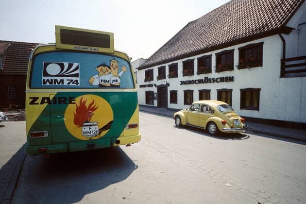 WM 1974: Mannschaftsbus Zaire neben dem Hotel Jagdschlößchen in Ascheberg, Mannschaftsquartier der Nationalmannschaft aus Zaire
