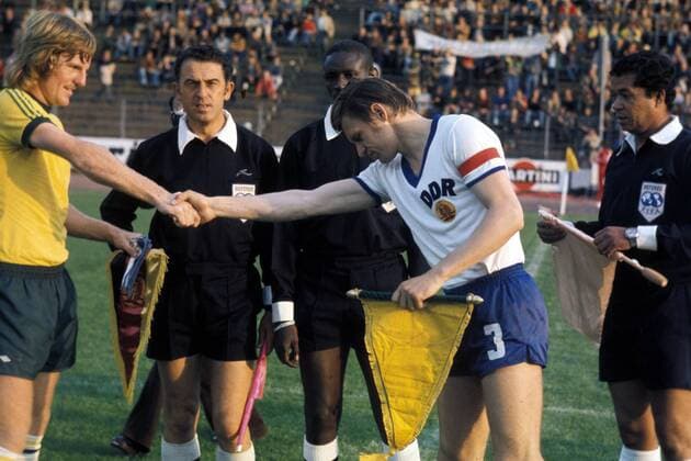 Bernd Bransch (DDR) und Peter Wilson (Australien) - Shake Hands und Wimpeltausch