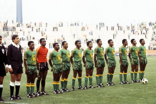Mannschaftsvorstellung Zaire, v.li.: Mantantu Kidumu, Torwart Mwamba Kazadi, Mabwene Mana, Mulamba N Daye, Mukombo Mwanza, Uba Kembo, Etepe Kakoko, Raymond Bwanga, Masamba Kilasu, Boba Lobilo, Ilunga Mwepu