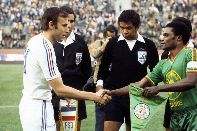 Dragan Dzajic (Jugoslawien) und Kidumu Mantantu (Zaire) - Shake Hands und Wimpeltausch, dahinter FIFA Schiedsrichter Omar Piedraita Delgado (Kolumbien)