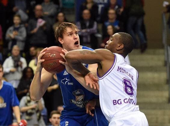 27.12.2014, xhbx, Basketball BBL, Frankfurt Skyliners - BG Goettingen, v.l. Johannes Voigtmann (Fraport Skyliners Frankfurt), Raymar Morgan (BG Goettingen)