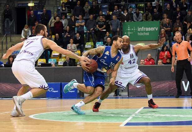 27.12.2014, xhbx, Basketball BBL, Frankfurt Skyliners - BG Goettingen, v.l. Alex Ruoff (BG Goettingen), Justin Cobbs (Fraport Skyliners Frankfurt) , Khalid El-Amin (BG Goettingen)