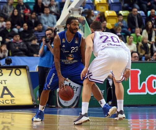 27.12.2014, xhbx, Basketball BBL, Frankfurt Skyliners - BG Goettingen, v.l. Quantez Lamar Robertson (Fraport Skyliners Frankfurt), Dominik Bahiense de Mello (BG Goettingen)