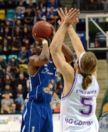 27.12.2014, xhbx, Basketball BBL, Frankfurt Skyliners - BG Goettingen, v.l. Sean Armand (Fraport Skyliners Frankfurt), Robert Kulawick (BG Goettingen)