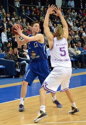 27.12.2014, xhbx, Basketball BBL, Frankfurt Skyliners - BG Goettingen, v.l. Stefan Ilzhoefer (Fraport Skyliners Frankfurt), Robert Kulawick (BG Goettingen)