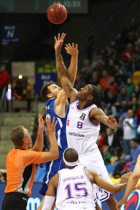 TippOff Danilo Barthel (Frankfurt) u. Raymar Morgan (Goettingen), 1. Basketball-Bundesliga 2014 2015. Fraport Skyliners vs. BG Goettingen, 27.12.2014 , EP_RRZ